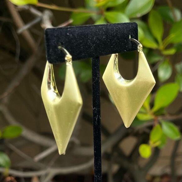 NWT New Urban Outfitters (UO) Gold Triangle Hoop Huggie Earrings - Picture 1 of 4